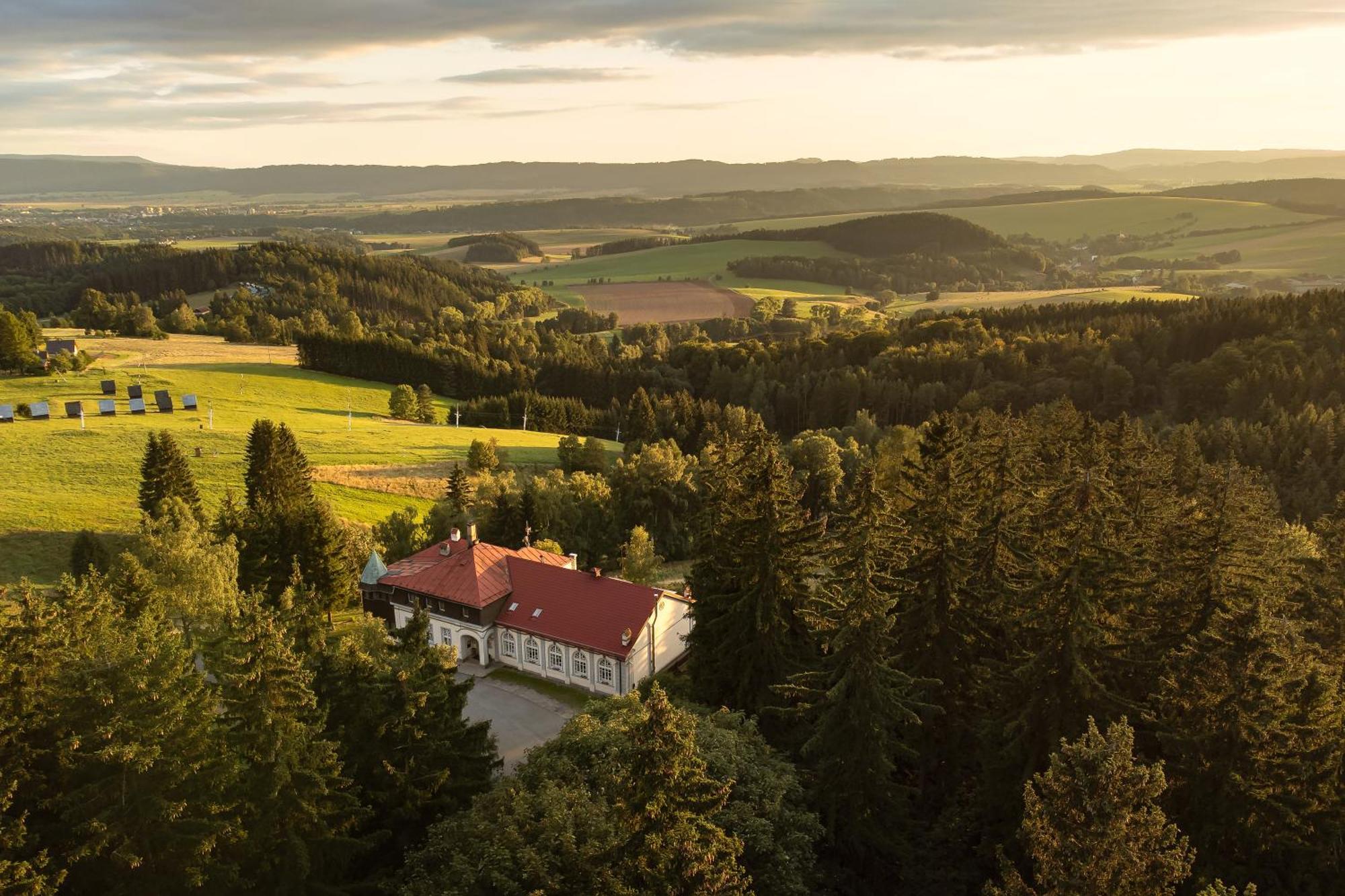 Hotel Zámeček Janovičky Broumov Esterno foto