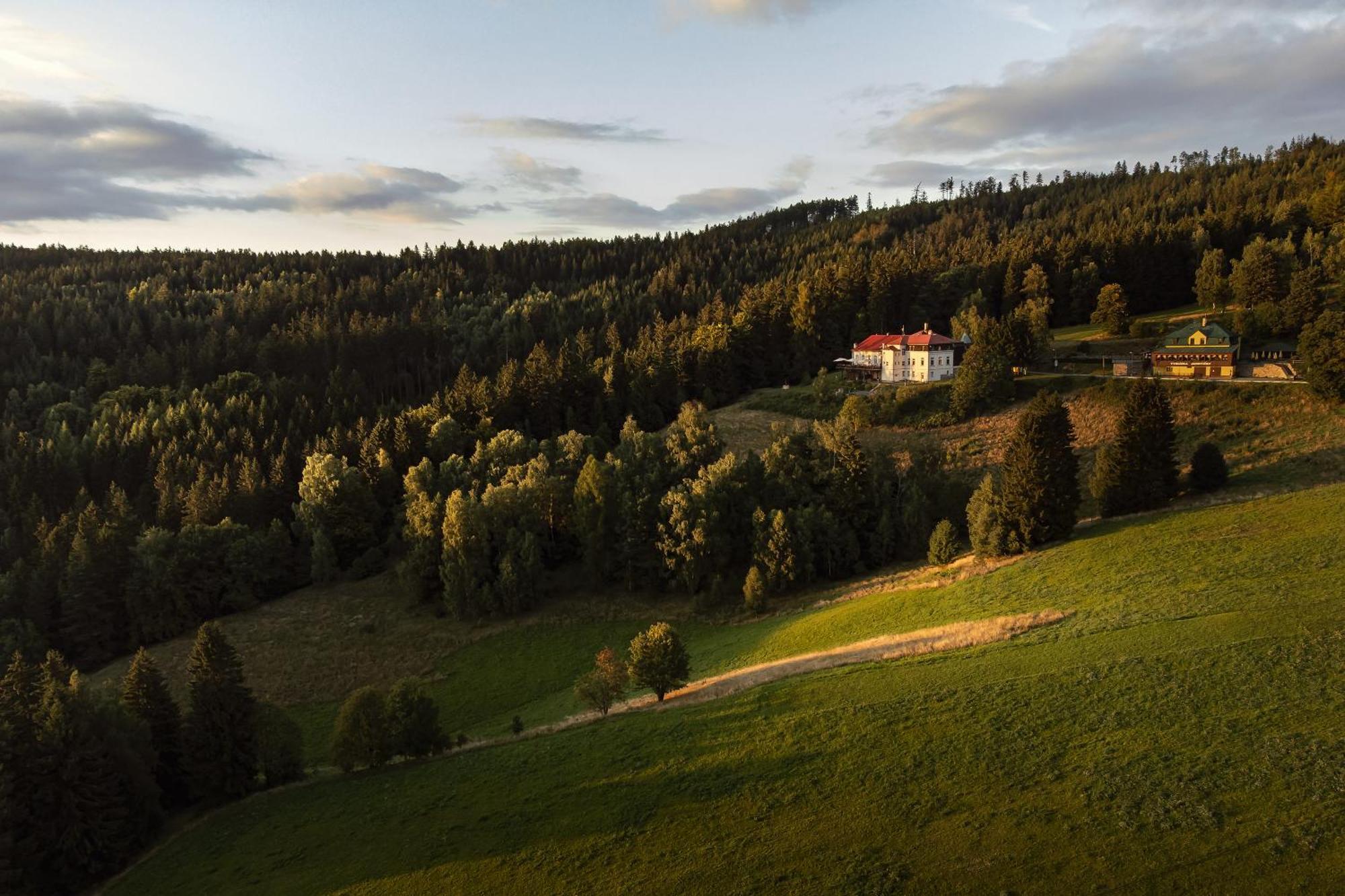 Hotel Zámeček Janovičky Broumov Esterno foto