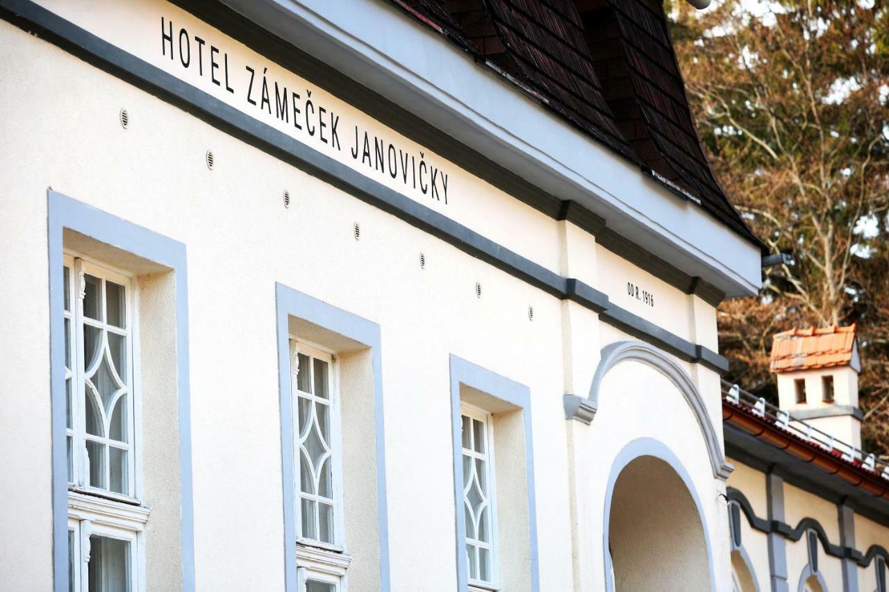 Hotel Zámeček Janovičky Broumov Esterno foto