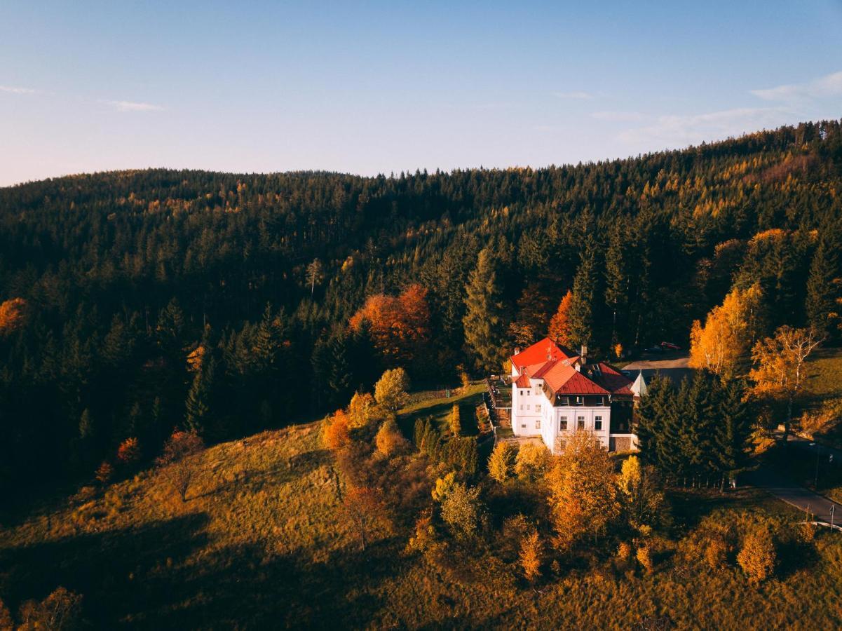 Hotel Zámeček Janovičky Broumov Esterno foto